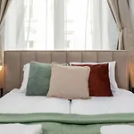 Classy Old Town Apartment - By Upstairs